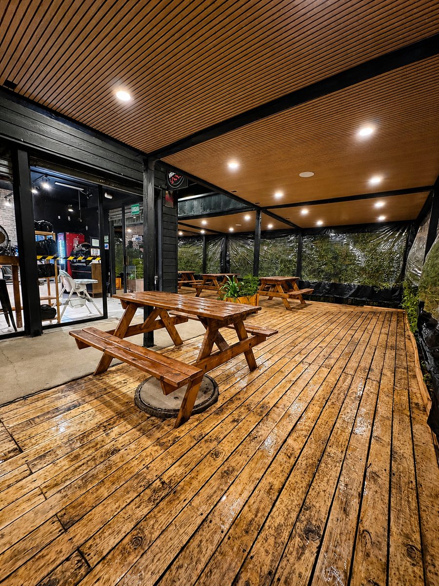 Terraza techada de noche con cielo de wall panel y focos LED empotrados