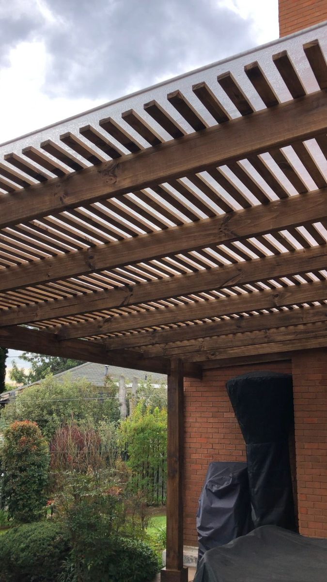 Detalle del empalillado de una pérgola visto desde abajo
