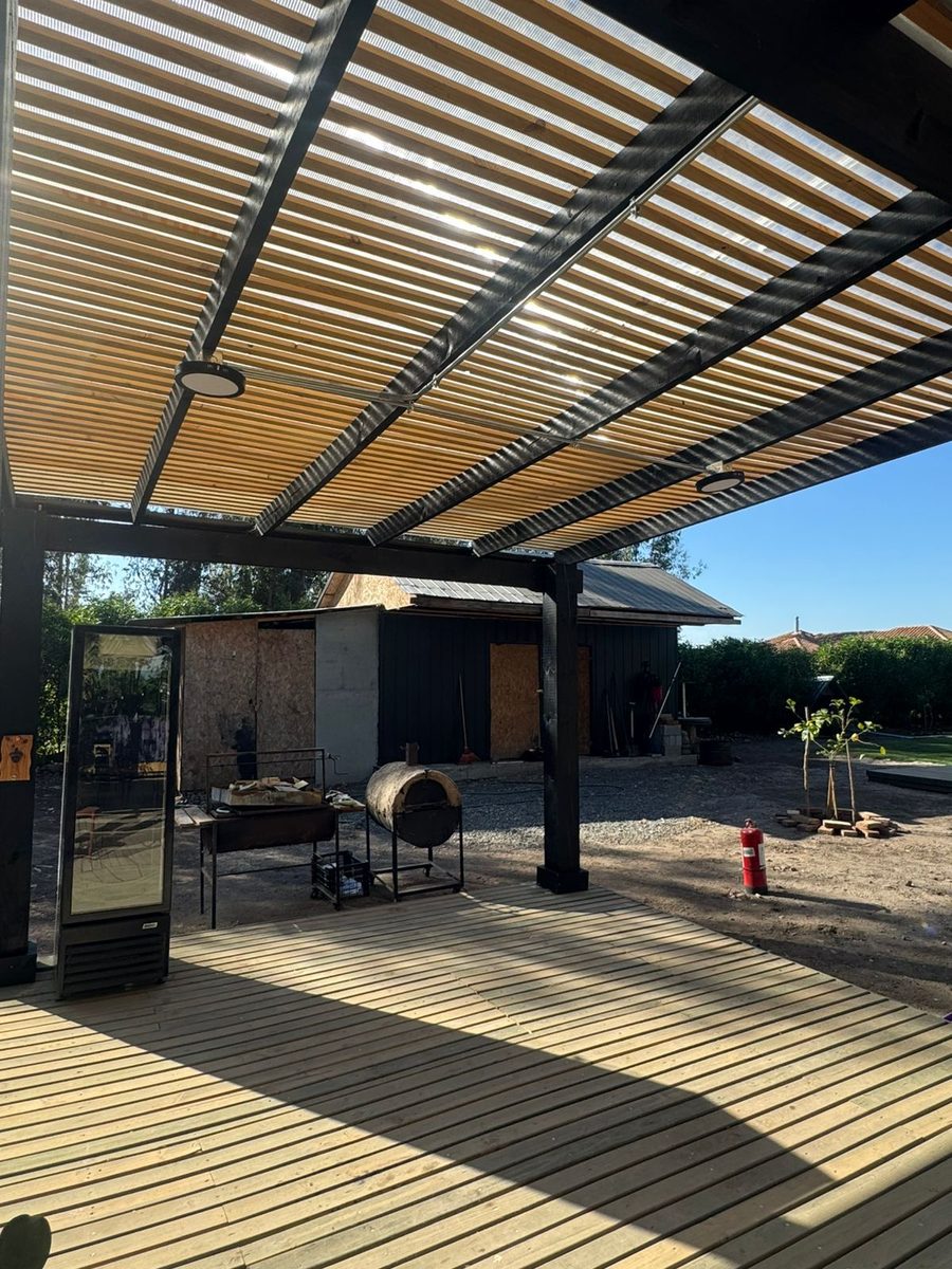 Pérgola amplia de madera sobre un deck recién terminado