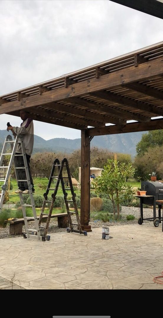 Pérgola de madera recién montada sobre un radier de hormigón estampado