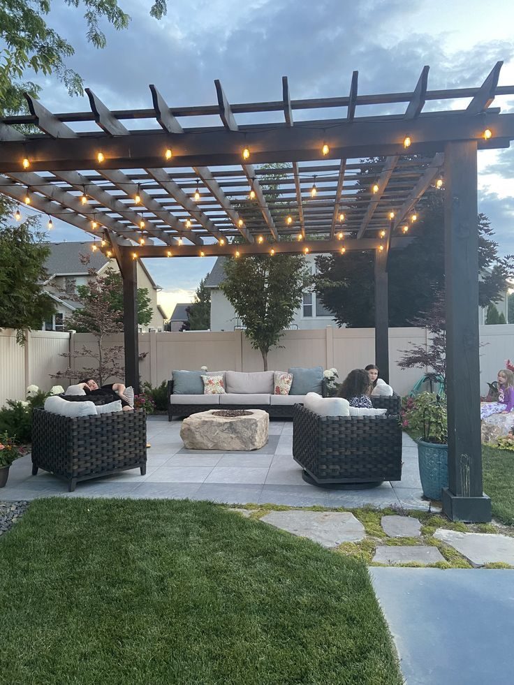 Pérgola de madera con guirnaldas de luz sobre un living exterior