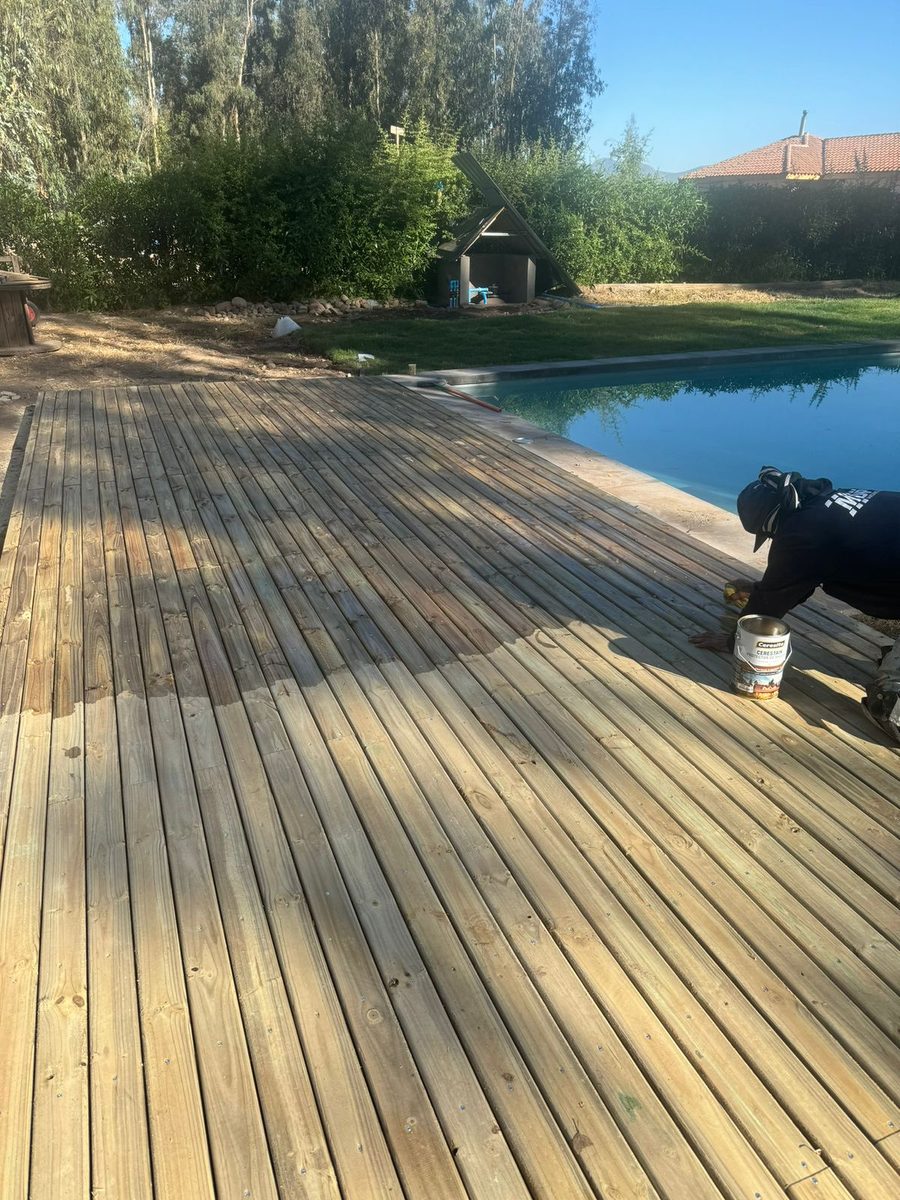 Deck de madera recién terminado junto a una piscina