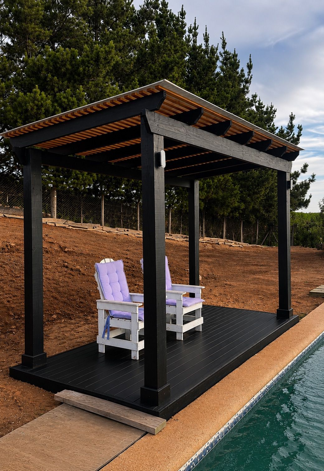 Pérgola negra con techo de listones sobre deck junto a la piscina